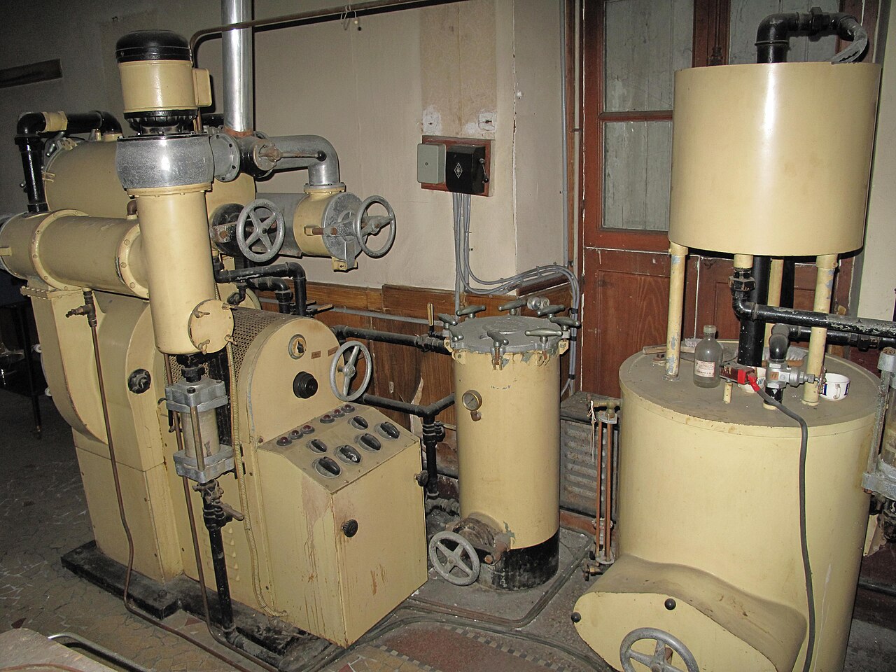 Dry cleaning machines in a working shop